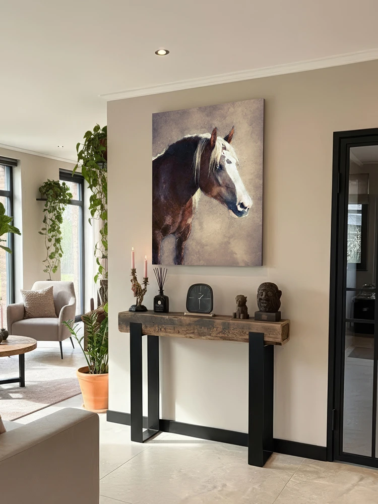 Paardenschilderij als wall-art in een hotel chique interieur met zwarte accenten en driftwoord woonaccessoires.