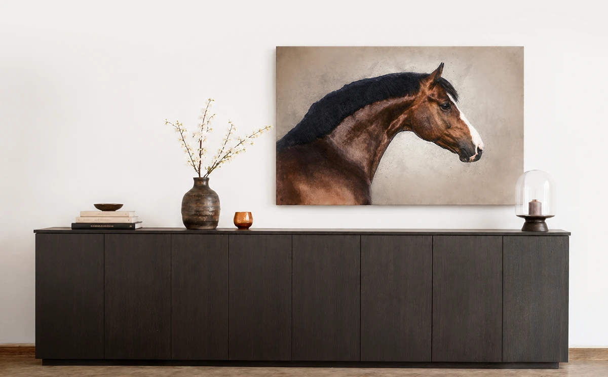 Schilderij of tekening van paard op canvas aan de muur in een woonkamer.