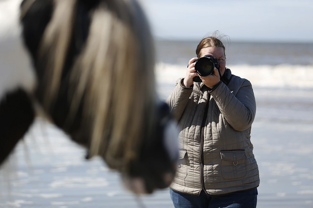 Femke Puijman fotografeert een paard tijdens een professionele paardenfotoshoot