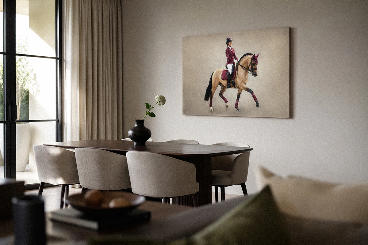 Handgetekend Watercolor portret van dressuurpaard en amazone aan de muur in modern interieur